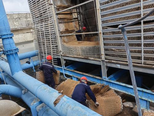 使用玻璃鋼冷卻塔底盤漏水原因及解決方法？(使用玻璃鋼冷卻塔的優(yōu)勢有哪些?)